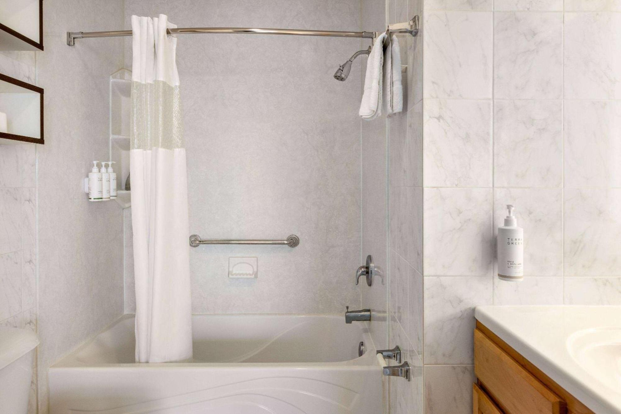 Howard Johnson By Wyndham Ocean City Oceanfront Экстерьер фото