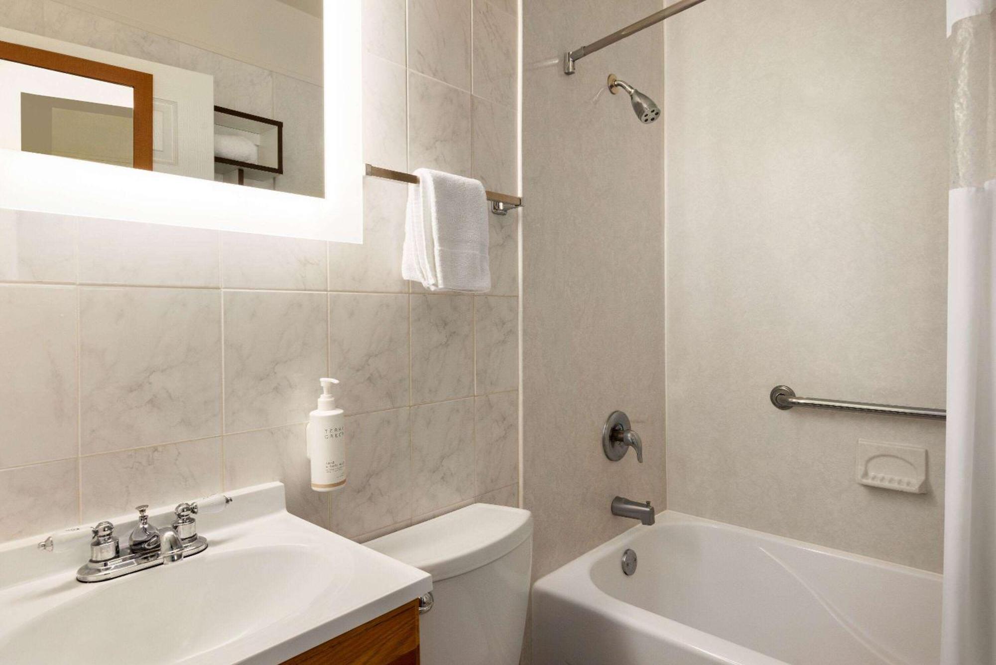Howard Johnson By Wyndham Ocean City Oceanfront Экстерьер фото
