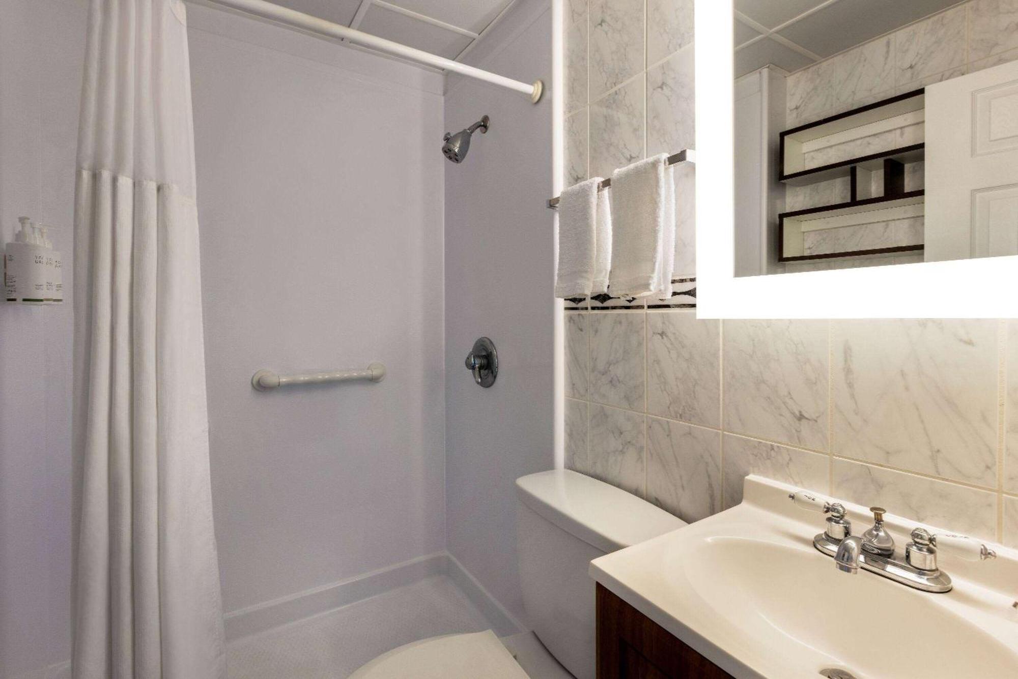 Howard Johnson By Wyndham Ocean City Oceanfront Экстерьер фото
