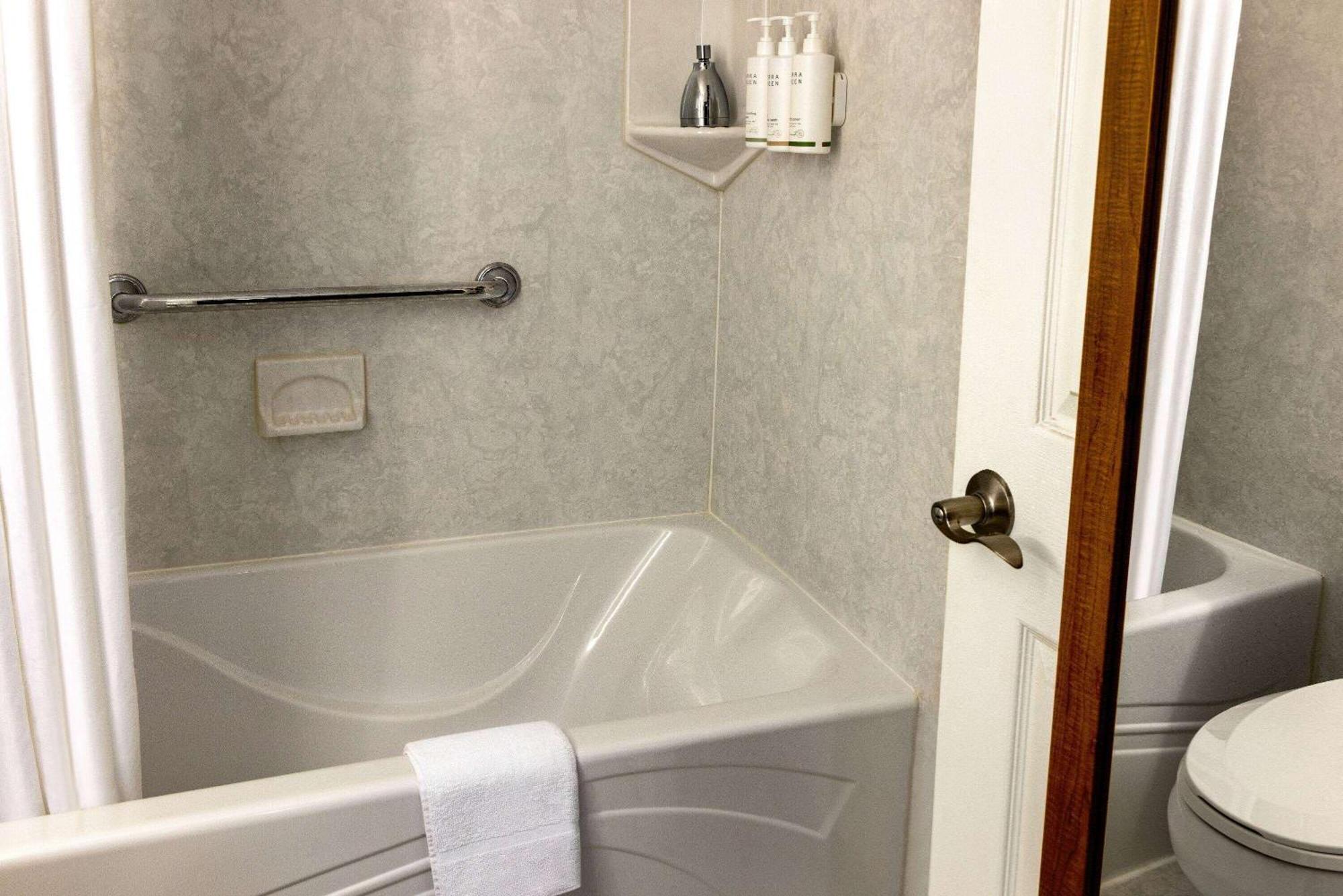 Howard Johnson By Wyndham Ocean City Oceanfront Экстерьер фото