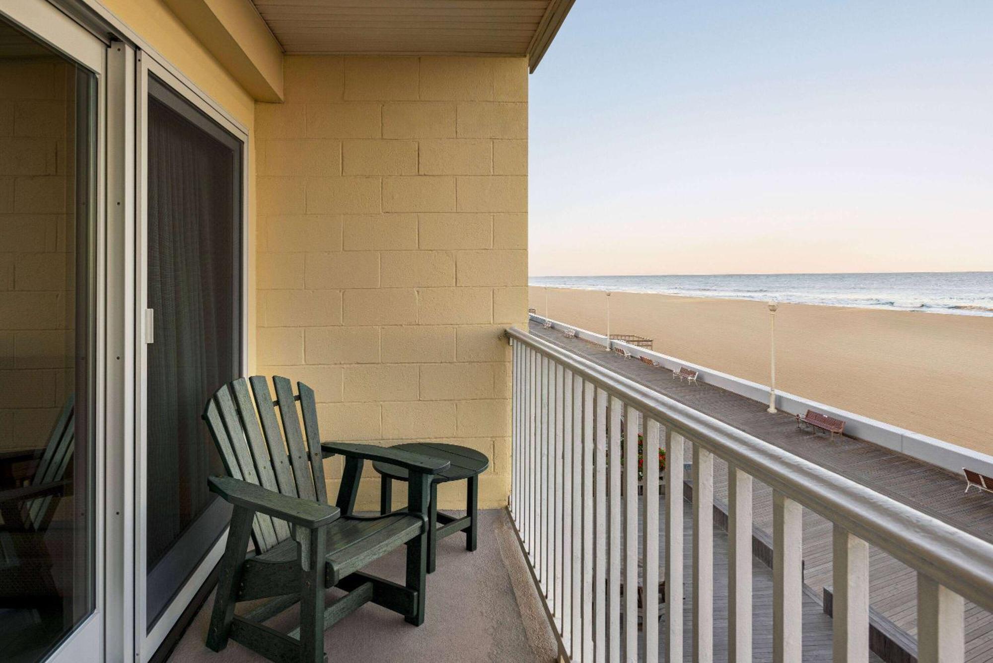 Howard Johnson By Wyndham Ocean City Oceanfront Экстерьер фото